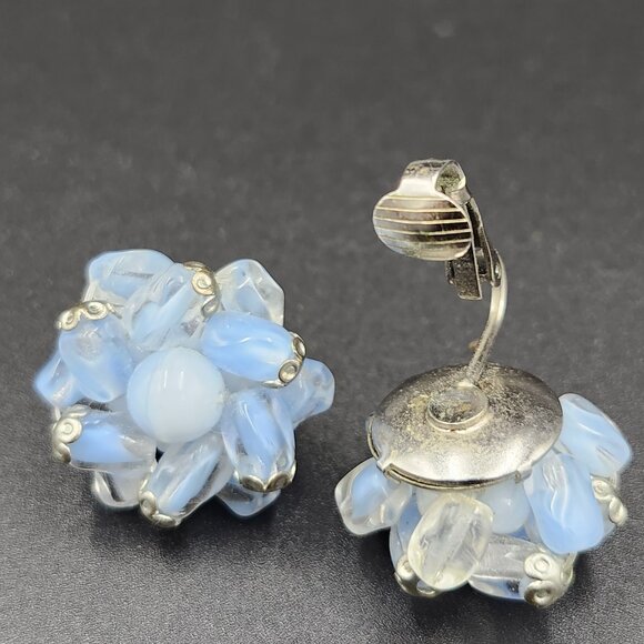 Beautiful Vintage Unsigned Blue Glass and Silver Toned Clip On Earings - Picture 3 of 6